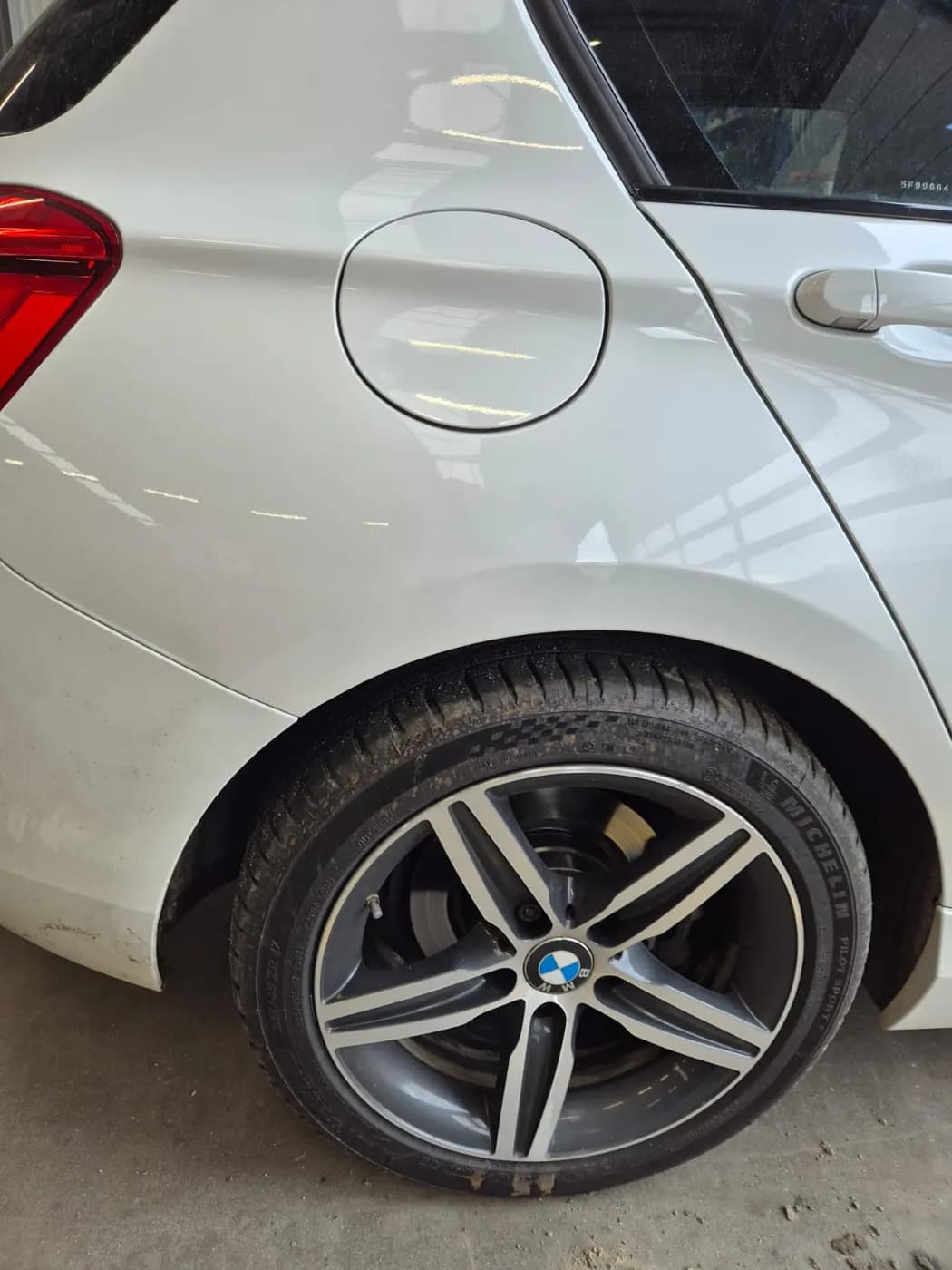 Après — aile arrière d'une BMW Série 1 blanche, enfoncement redressé sans repeinture