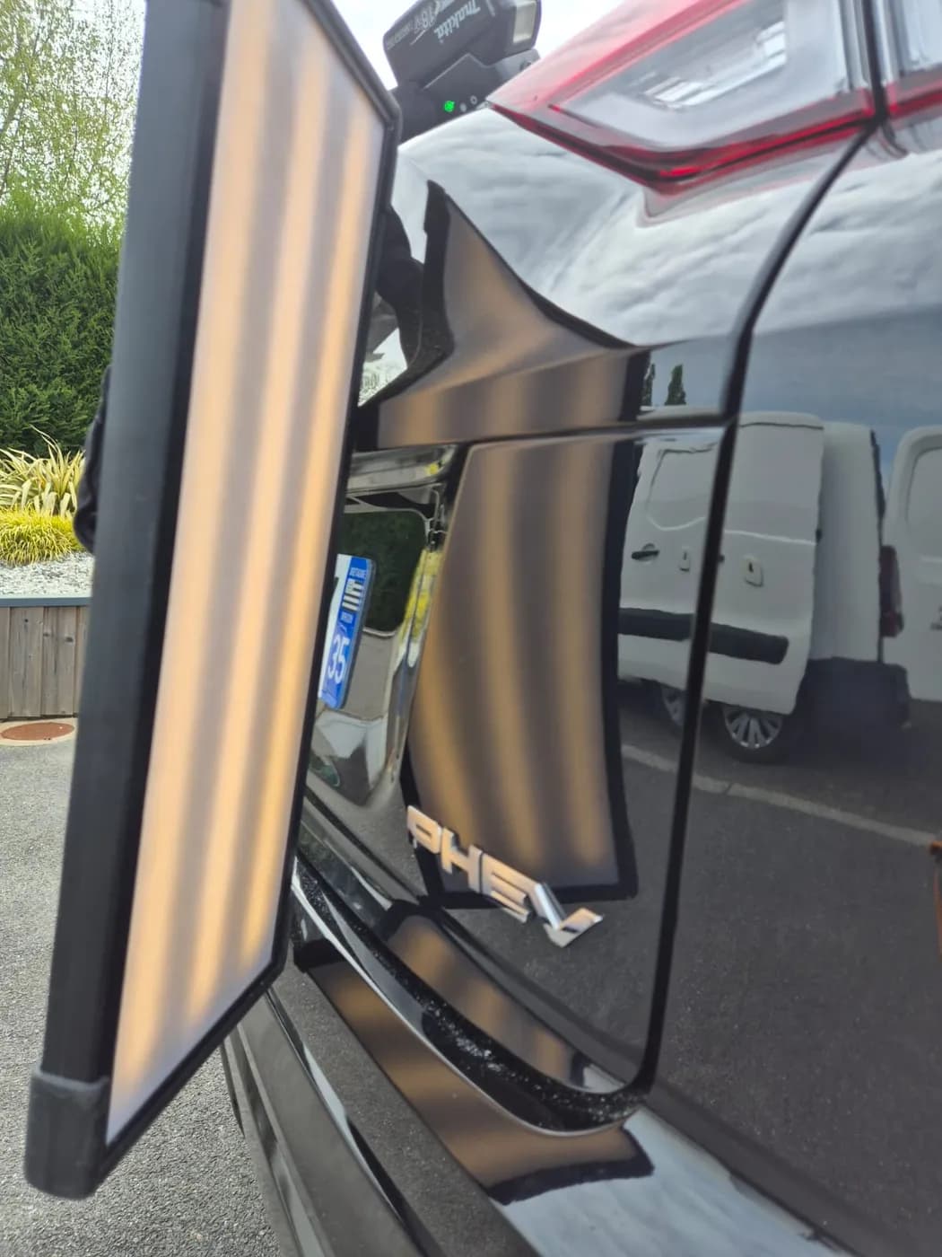 Après — toit d'une voiture bleue grêlé puis parfaitement lissé sans peinture