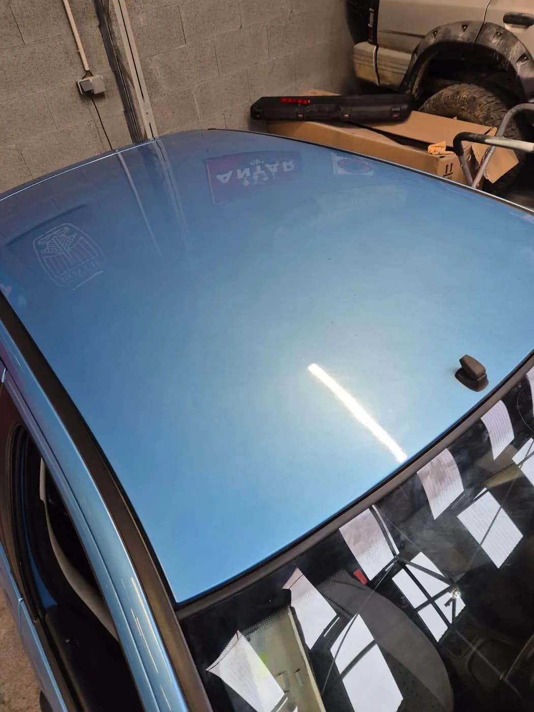 Après — enfoncement sur le panneau arrière d'un SUV noir, contrôlé à la planche à reflets puis effacé