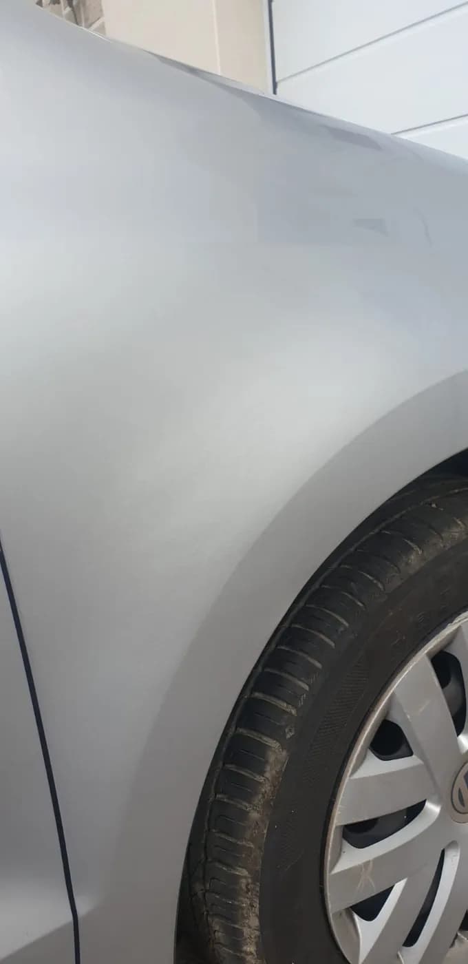 Après — aile avant d'une Volkswagen grise, coup redressé par débosselage sans peinture