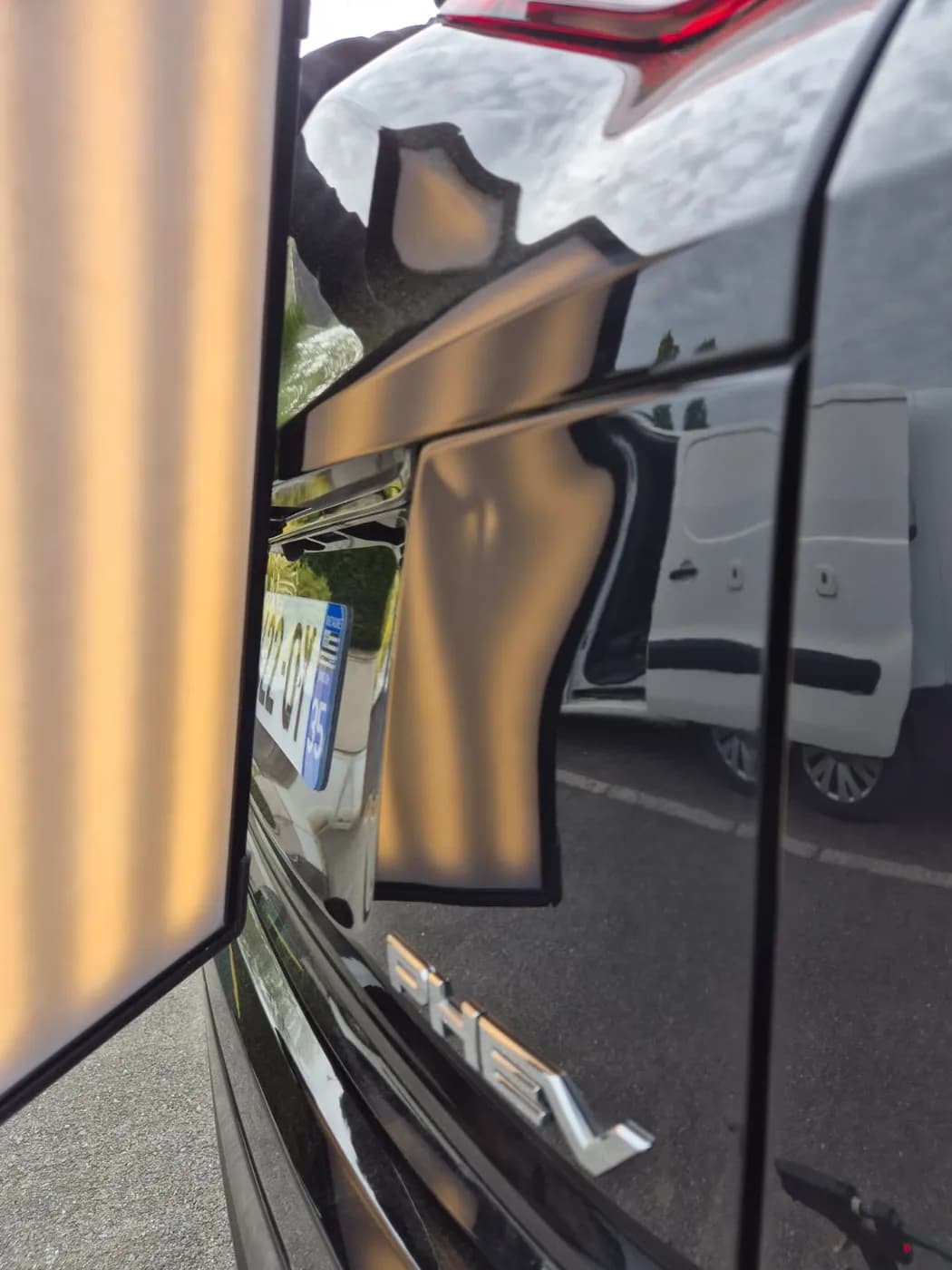 Avant — toit d'une voiture bleue grêlé puis parfaitement lissé sans peinture