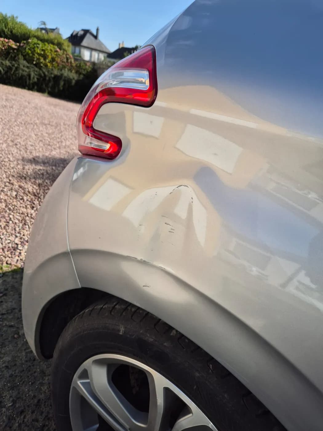 Avant — aile arrière enfoncée d'une Citroën grise, remise en forme sans peinture