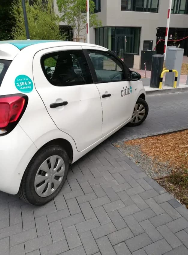 Avant — portière enfoncée d'une Citroën C1 blanche, débosselée sans peinture