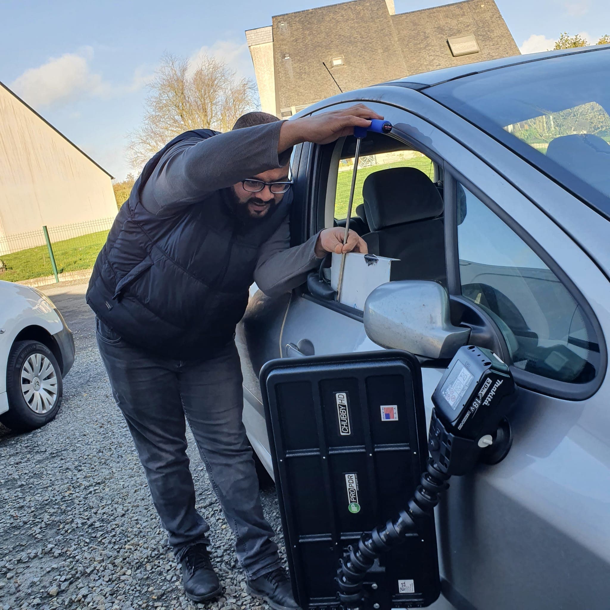 Technicien ADE Débosselage réalisant une réparation de bosse carrosserie avec la technique PDR