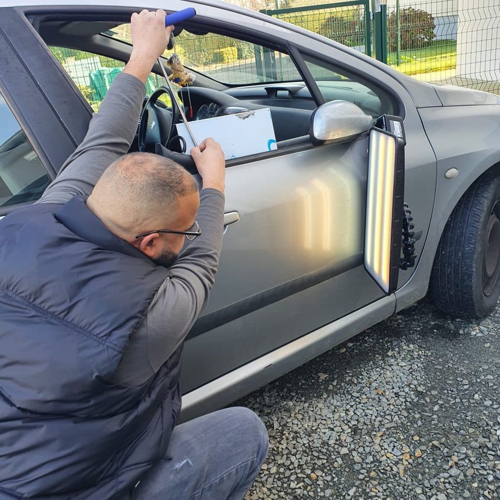 Travail de débosselage en cours