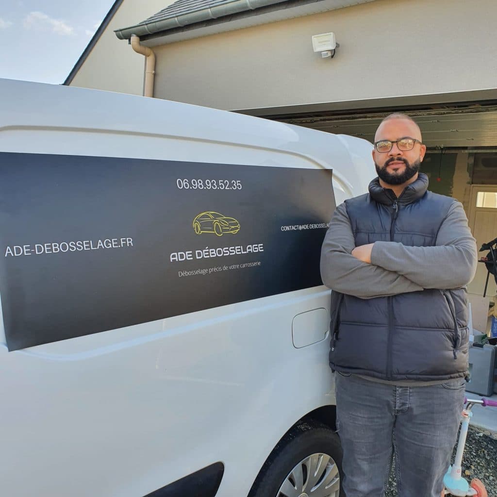 Homme devant son camion de débosselage auprès de Rennes
